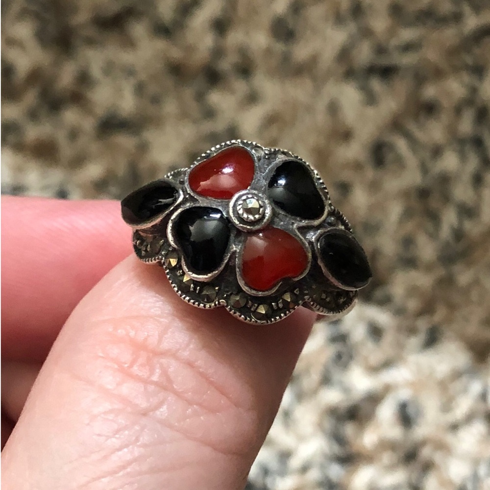 Vintage 925 sterling silver black & red stones & marcasite 8.25-8.5